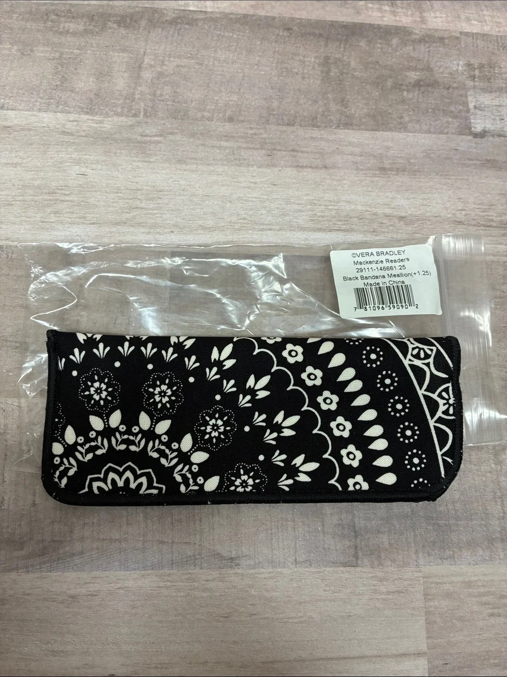 Vera Bradley~Mackenzie Readers~Black Bandana Medallion~Strength +1.25